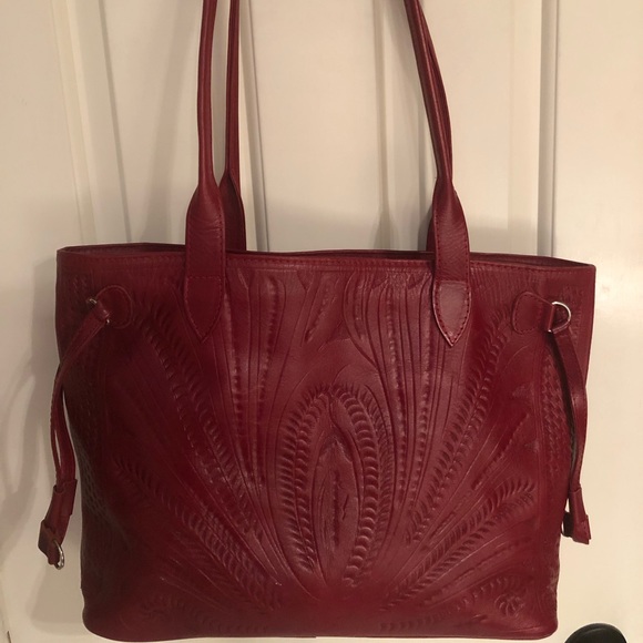 Beautiful leather tote made in Paraguay. - Picture 2 of 3